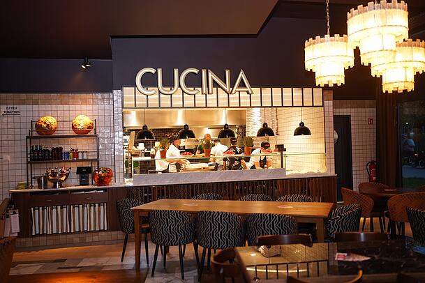 In allen L'Osteria-Lokalen können die Gäste den Pizzabäckern bei der Arbeit zuschauen. In allen L'Osteria-Lokalen können die Gäste den Pizzabäckern bei der Arbeit zuschauen.