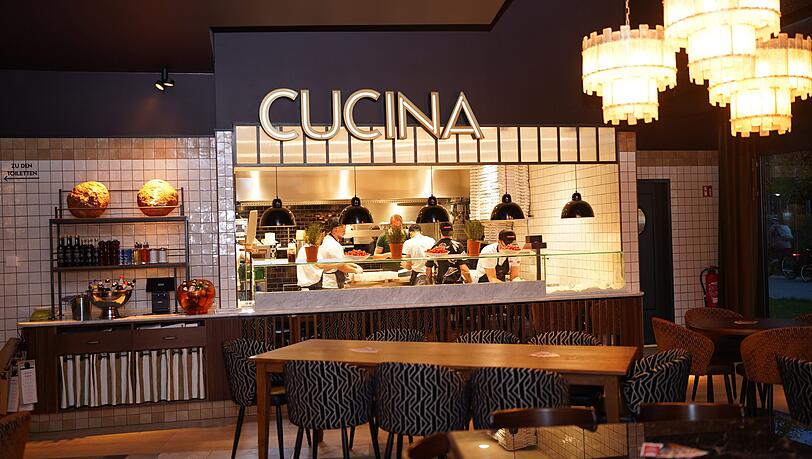 In allen L'Osteria-Lokalen können die Gäste den Pizzabäckern bei der Arbeit zuschauen. In allen L'Osteria-Lokalen können die Gäste den Pizzabäckern bei der Arbeit zuschauen.