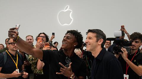 Das aufklappbare iPhone ist die erste gro&szlig;e Wette des Konzerns unter dem neuen Chef John Ternus (rechts im Bild).