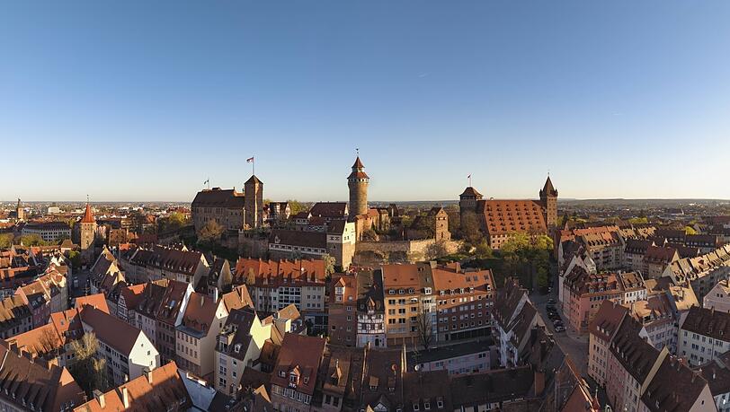 In einem Kochbuch aus Nürnberg aus dem 17. Jahrhundert findet sich ein erstes Panierrezept. In einem Kochbuch aus Nürnberg aus dem 17. Jahrhundert findet sich ein erstes Panierrezept.