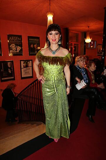 Dirndlpunk-Chefin Angelika Zwerenz hat die verrückten Dirndl-Kreationen im Schrank gelassen und trägt ein lindgrünes Abendkleid mit exotischem Federbesatz.