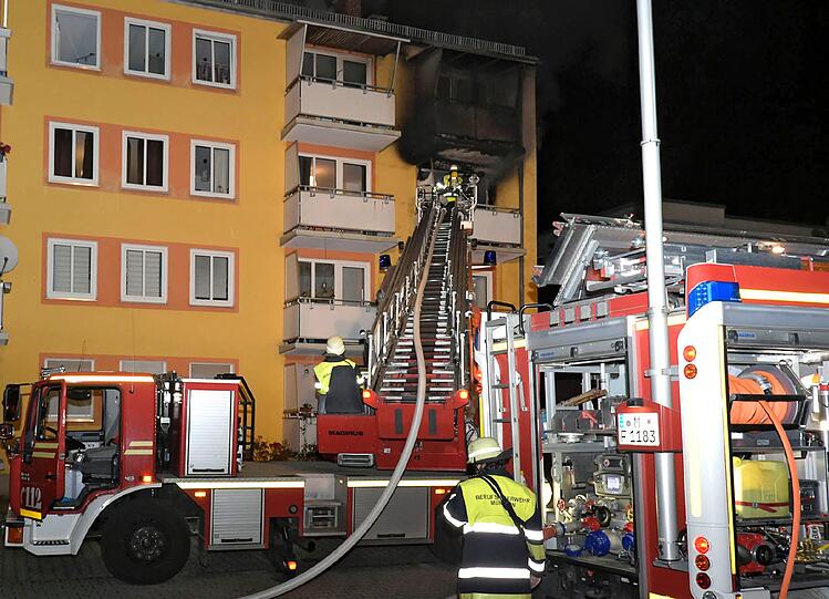 Dramatische Szenen in der Planegger Straße: Ein Mann (59) springt bei einem Wohnungsbrand aus einem Fenster im zweiten Stock und verletzt sich dabei lebensgefährlich.