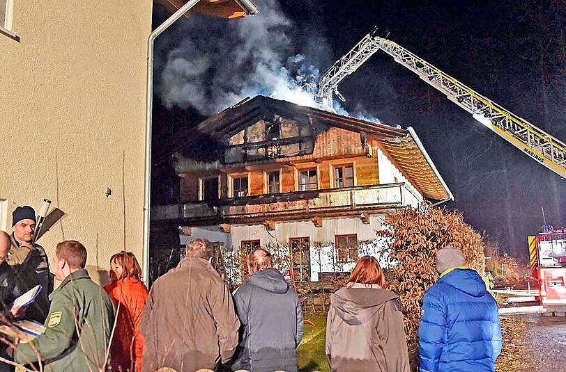 Bilder vom Dachstuhlbrand in Irschenberg. Vermutlich sorgte eine Zigarettenkippe für das Feuer.