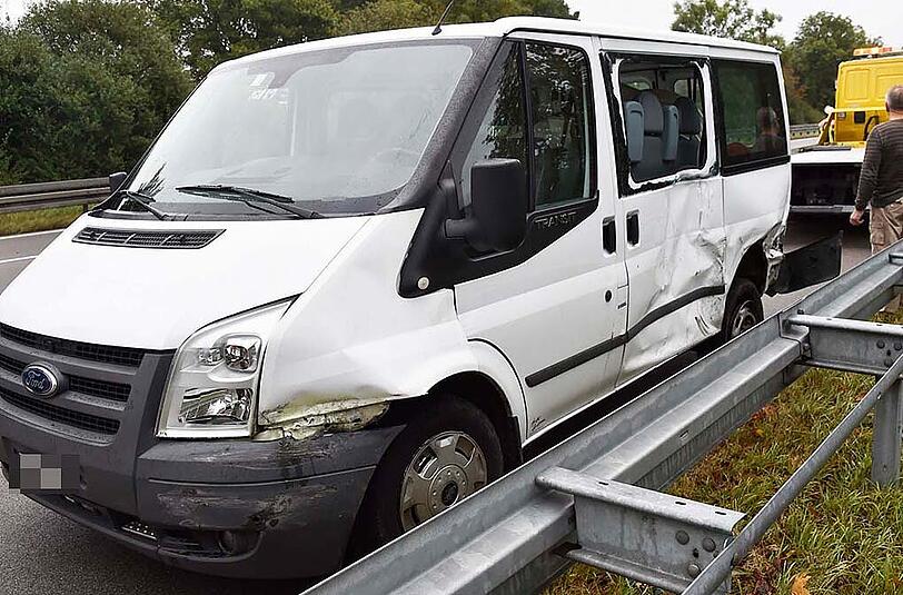 Der verletzte Fahrer konnte sich ohne Hilfe aus seinem Fahrzeugwrack befreien.