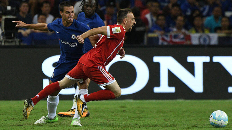 Die Profis des FC Bayern feiern ihr ersehntes ErfolgserlebnisDas war wieder ziemlich Bayern-like. Mit 3:2 (3:1) besiegt der deutsche Meister Englands Champion FC Chelsea nach starkem Start in Singapur. Es war der erste Erfolg auf der so strapaziösen Asien-Reise.