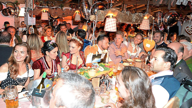 Anschauen erlaubt (und oft auch erwünscht): Beim Almauftrieb in Käfers Wiesn-Schänke amüsieren sich die Promis köstlich. Für 60 Euro kann man ihnen dabei auch als Nicht-Promi zuschauen.
