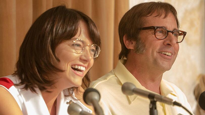 Auf der Pressekonferenz vor dem großen Geschlechterkampf: Billie Jean King (Emma Stone) und Bobby Riggs (Steve Carell).