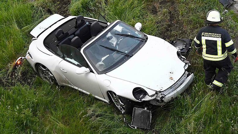 Der Porsche ist vollkommen demoliert, der Sachschaden beläuft sich auf etwa 70.000 Euro.