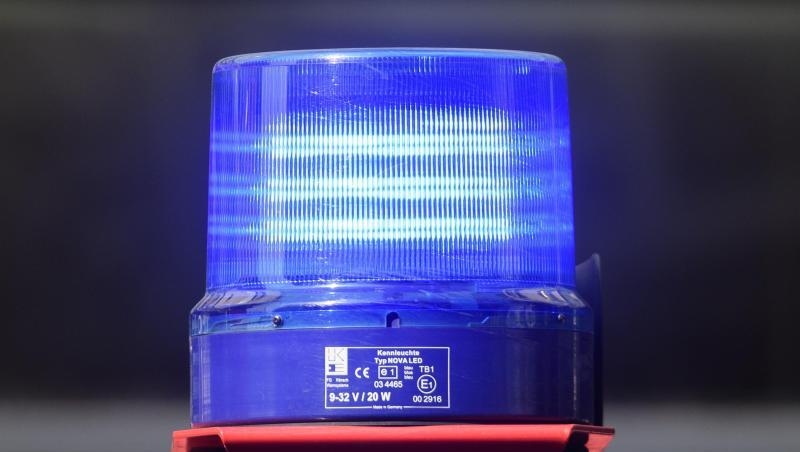 Ein Blaulicht der Feuerwehr leuchtet während eines Einsatzes.