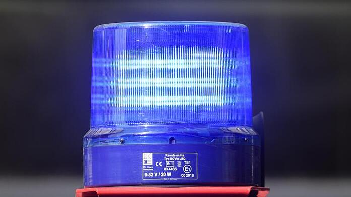 Ein Blaulicht der Feuerwehr leuchtet während eines Einsatzes.