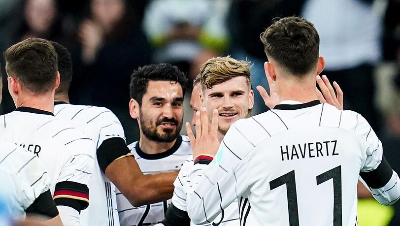 Timo Werner (2.v.r) klatscht mit Kai Havertz (11) nach dem Treffer zum 2:0 ab.