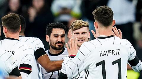 Timo Werner (2.v.r) klatscht mit Kai Havertz (11) nach dem Treffer zum 2:0 ab.