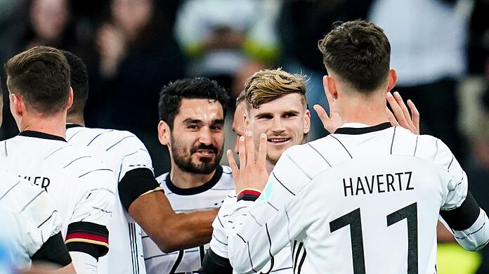 Timo Werner (2.v.r) klatscht mit Kai Havertz (11) nach dem Treffer zum 2:0 ab.