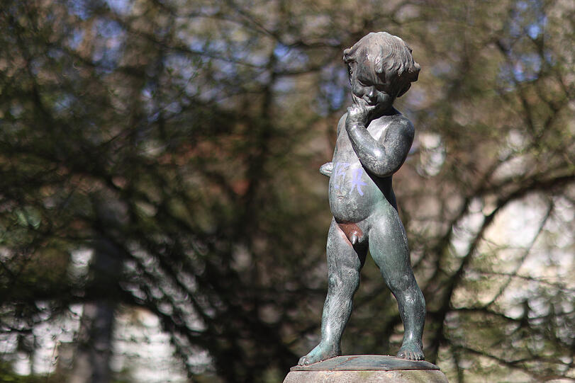 Brunnenbuberl am Joseph-Rueder-Brunnen - freilich auch beschmiert.