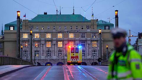 Ein Krankenwagen fährt in Richtung des Gebäudes der Philosophischen Fakultät der Karlsuniversität.