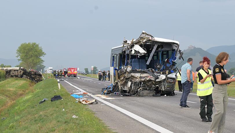 Beim Zusammenstoß eines Lastautos mit einem Linienbus wurde der Vorderteil des Busses zertrümmert, der Busfahrer starb im Krankenhaus.