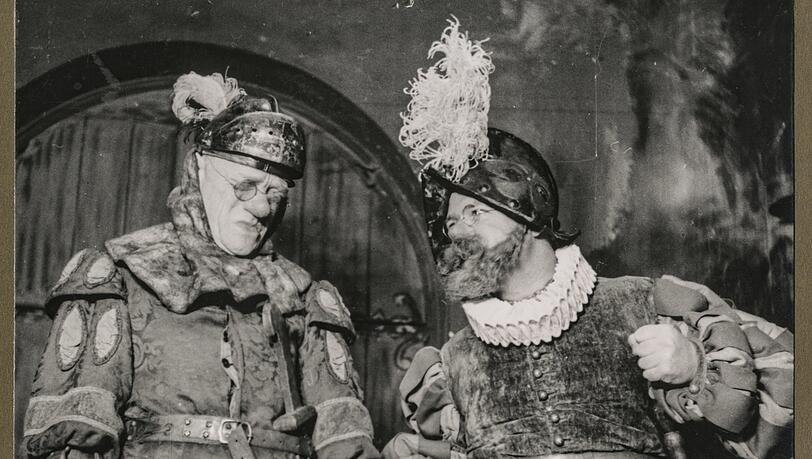 Szenenfotografie aus „Ritter Unkenstein“, 1939: Karl Valentin (li., 1882 - 1948) und seine langjährige Partnerin Liesl Karlstadt (1892-1960). Szenenfotografie aus „Ritter Unkenstein“, 1939: Karl Valentin (li., 1882 - 1948) und seine langjährige Partnerin Liesl Karlstadt (1892-1960).