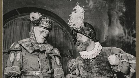 Szenenfotografie aus &bdquo;Ritter Unkenstein&ldquo;, 1939: Karl Valentin (li., 1882 - 1948) und seine langj&auml;hrige Partnerin Liesl Karlstadt (1892-1960).