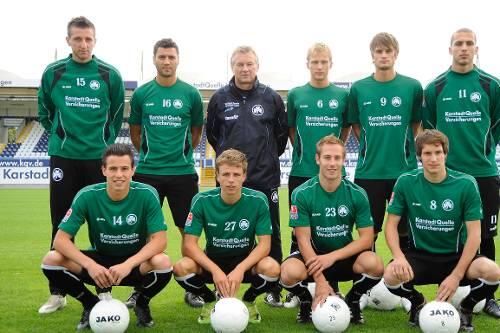 Benno Möhlmann und die Neuen: Jasmin Fejzic, Youssef Mokhtari, Kim Falkenberg, Christopher Nöthe, Dani Shahin (obere Reihe von links); Edgar Prib, Nicolaj Müller, Marco Sailer und Stephan Fürstner (untere Reihe von links).