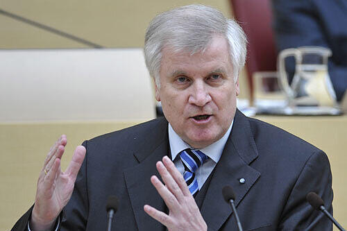 Horst Seehofer nimmt den angeschlagenen
Minister Karl-Theodor zu Guttenberg gegen Kritik unter anderem von Bundestagspräsident
Norbert Lammert (CDU) in Schutz.