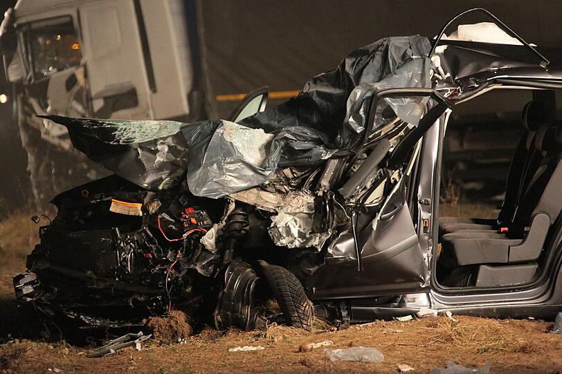 Zwei Tote und mehrere Schwerverletzte bei Verkehrsunfall nahe Ampfing &ndash; Voll besetztes Auto raste in entgegenkommenden Lkw. Die Bilder vom schrecklichen Crash.