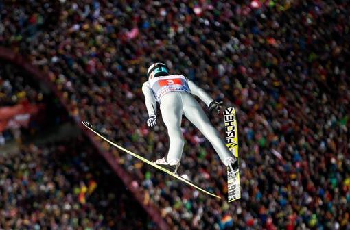 Der Schweizer Simon Ammann fliegt zum Sieg beim Auftakt der Vierschanzentournee in Oberstdorf.