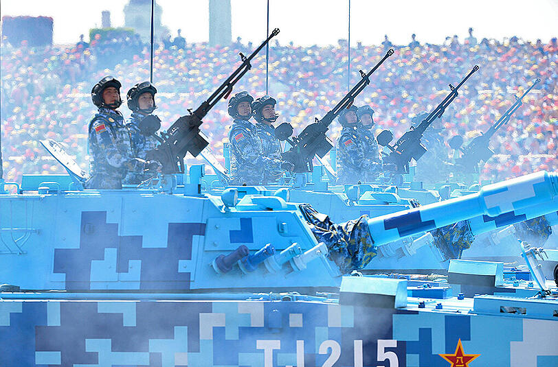 Bei der größten Militärparade seiner Geschichte hat China seine neuen Superwaffen präsentiert.