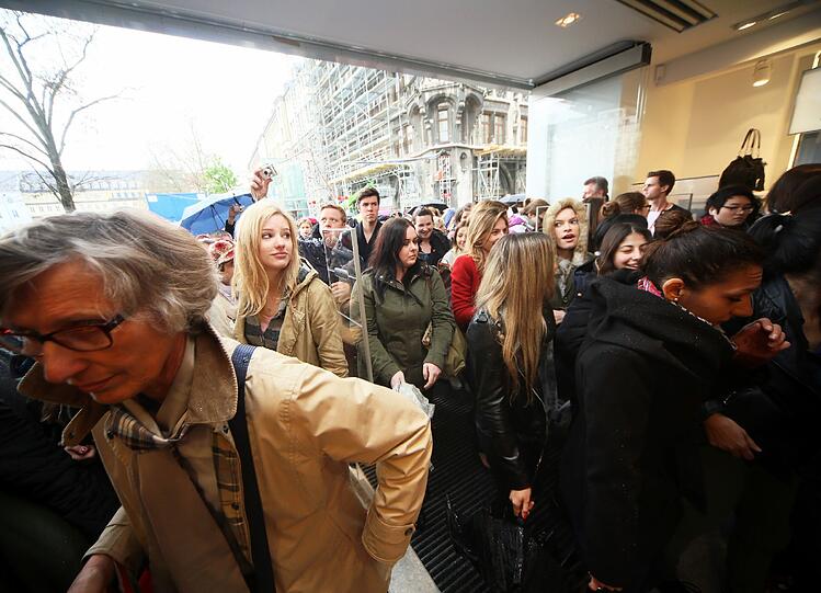 Andrang bei der Eröffnung des H&M in der Weinstraße. Die Bilder vom Opening des Flagshipstore.