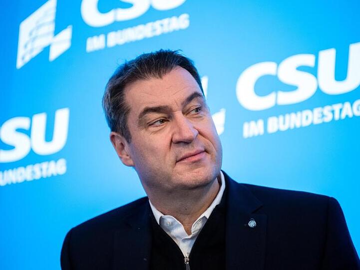 Markus Söder (CSU) befindet sich vor einer blauen Wand, an der das CSU Logo mehrfach zu sehen ist. Foto: Matthias Balk/dpa