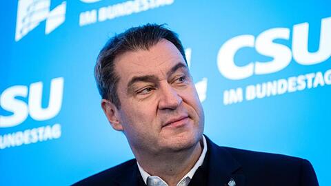 Markus Söder (CSU) befindet sich vor einer blauen Wand, an der das CSU Logo mehrfach zu sehen ist. Foto: Matthias Balk/dpa