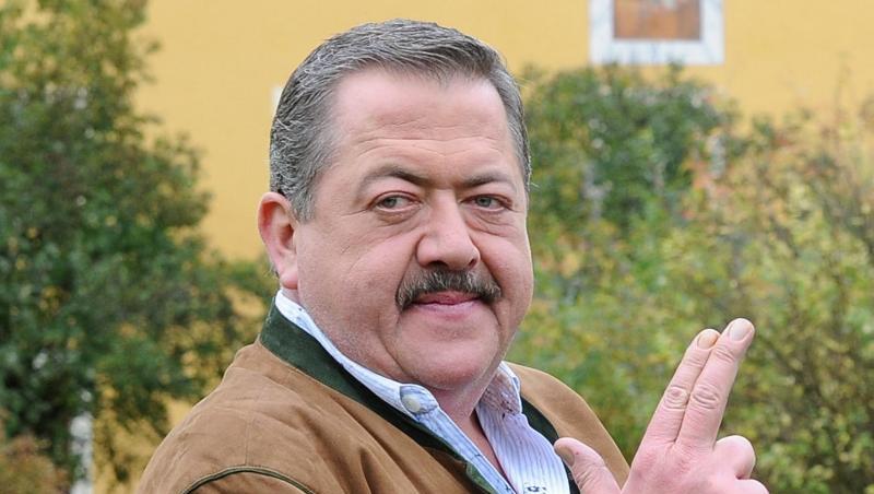 Schauspieler Joseph Hannesschläger gestikuliert während einer Drehpause zum ZDF-Krimi "Die Rosenheim-Cops". Foto: Ursula Düren/dpa Schauspieler Joseph Hannesschläger gestikuliert während einer Drehpause zum ZDF-Krimi "Die Rosenheim-Cops". Foto: Ursula Düren/dpa