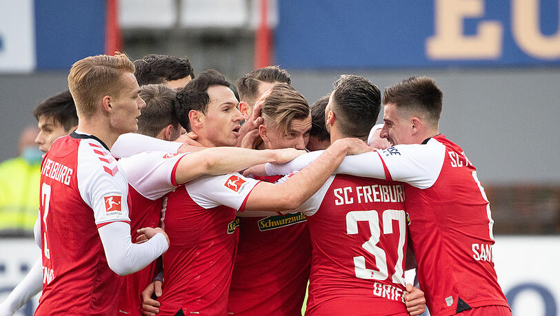 Eingeschworene Truppe: Die Spieler vom SC Freiburg. Nun müssen sie beim FC Bayern rein.