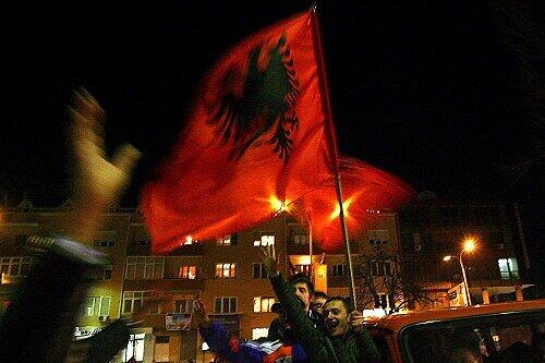Diese Kosovo-Albaner feierten ihre Unabhängigkeit schon in der Nacht zu Sonntag