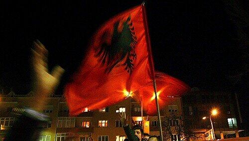 Diese Kosovo-Albaner feierten ihre Unabhängigkeit schon in der Nacht zu Sonntag Diese Kosovo-Albaner feierten ihre Unabhängigkeit schon in der Nacht zu Sonntag