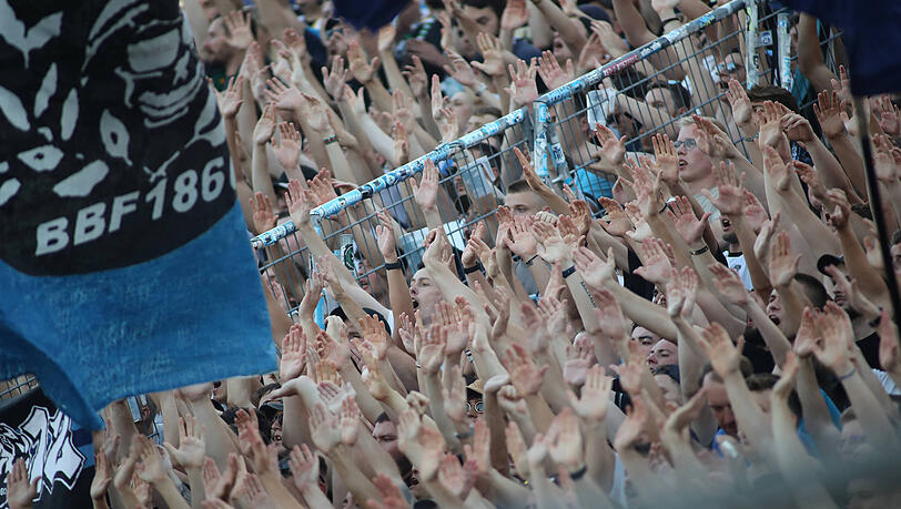 Mehrere Fans des TSV 1860 haben nach dem Spiel ihrer Mannschaft Anhänger aus Lübeck angegriffen. (Symbolbild)