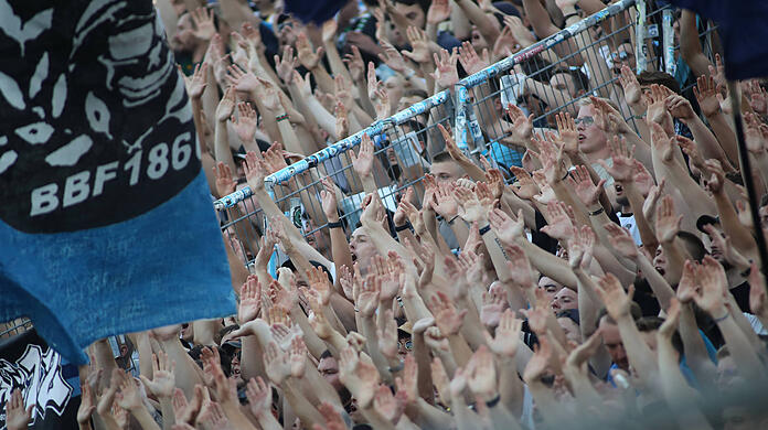 Mehrere Fans des TSV 1860 haben nach dem Spiel ihrer Mannschaft Anhänger aus Lübeck angegriffen. (Symbolbild)