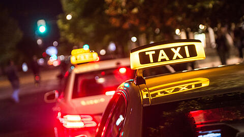 Ein Taxi hat bei seiner Fahrt in die Innenstadt einen Fußgänger überfahren. (Symbolbild)