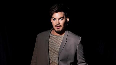 Adam Lambert fordert M&auml;nner auf, ihre Gef&uuml;hle zu zeigen.
