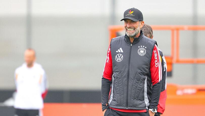 Jürgen Klopp warm eingepackt beim Training in Franken vor dem Kurztrip nach Thessaloniki. Jürgen Klopp warm eingepackt beim Training in Franken vor dem Kurztrip nach Thessaloniki.