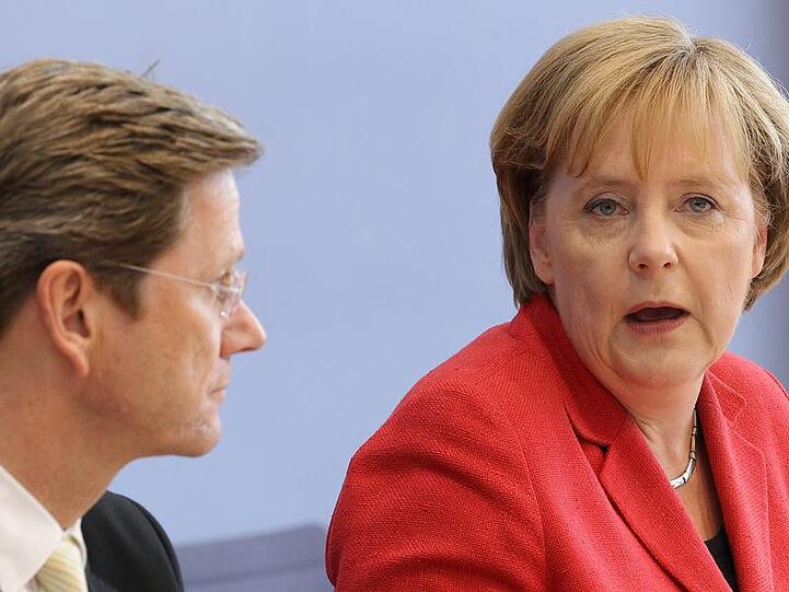 Kanzlerin Angela Merkel und FDP-Chef Guido Westerwelle verkünden die Sparmaßnahmen.