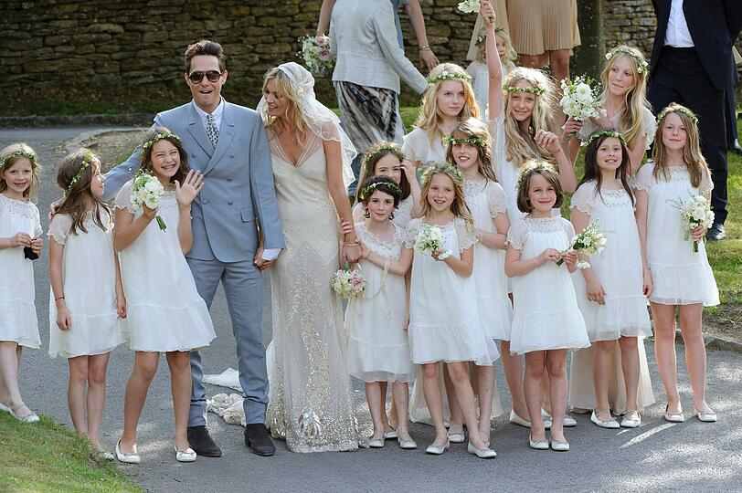 Vergleichsweise bescheiden hochzeiteten Kate und Jamie: eine Million Pfund (1,1 Millionen Euro). Dafür hatte das Top-Model gleich 15 Brautjungfern.