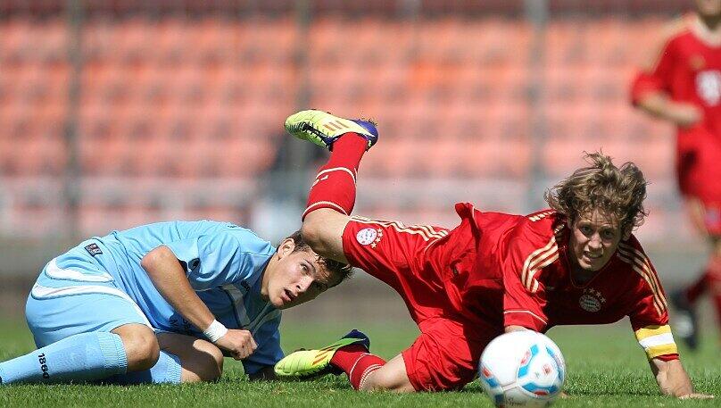 Matthias Strohmaier (l.) spielt künftig für Augsburg Matthias Strohmaier (l.) spielt künftig für Augsburg