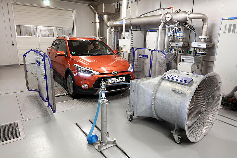 Im Hyundai-Entwicklungszentrum werden Fahrsituationen simuliert, die es nur in Deutschland manchmal noch gibt. Vollgasfahrten auf der Autobahn etwa.