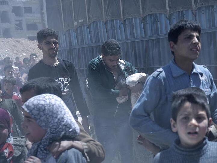 Im syrischen Duma werden - hier im Jahr 2018 im Auftrag der Regierung - Lebensmittel ausgeteilt.