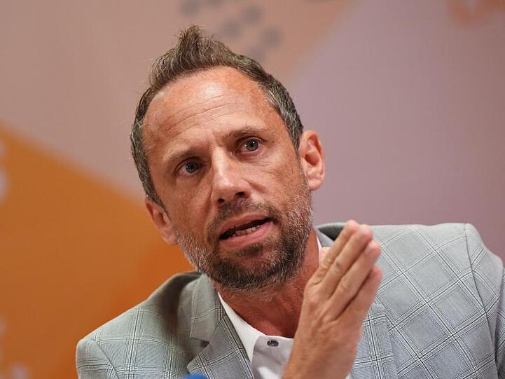 Der bayerische Umweltminister Thorsten Glauber (Freie Wähler) spricht zur Presse. Foto: Angelika Warmuth/dpa/Archivbild