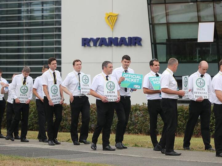 Piloten der Fluggesellschaft Ryanair streiken und stehen mit Schildern vor dem Firmensitz des Unternehmens. Die in Irland stationierten Piloten der Billigfluggesellschaft Ryanair drohen mit Streik.