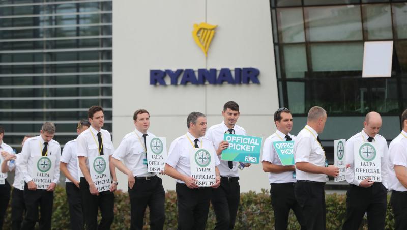 Piloten der Fluggesellschaft Ryanair streiken und stehen mit Schildern vor dem Firmensitz des Unternehmens. Die in Irland stationierten Piloten der Billigfluggesellschaft Ryanair drohen mit Streik. Piloten der Fluggesellschaft Ryanair streiken und stehen mit Schildern vor dem Firmensitz des Unternehmens. Die in Irland stationierten Piloten der Billigfluggesellschaft Ryanair drohen mit Streik.