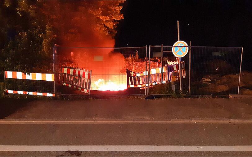 In den frühen Morgenstunden ist die Feuerwehr zu einem Brand auf einer Baustelle gerufen worden. Das Feuer war schnell gelöscht,