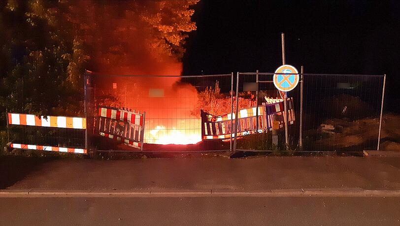 In den frühen Morgenstunden ist die Feuerwehr zu einem Brand auf einer Baustelle gerufen worden. Das Feuer war schnell gelöscht, In den frühen Morgenstunden ist die Feuerwehr zu einem Brand auf einer Baustelle gerufen worden. Das Feuer war schnell gelöscht,