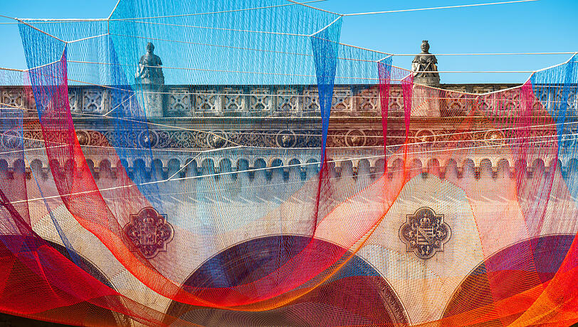 Die Kunstinstallation "Earthtime 1.26" der Künstlerin Janet Echelman vor der Kulisse der Feldherrnhalle.